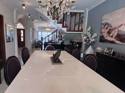 Casa en Venta con 3 cocheras