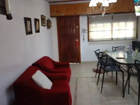 VENDO DUPLEX CENTRO 400 MTS MAR, SOBRE AVDA 4 TRES DORM. COCH. V3806