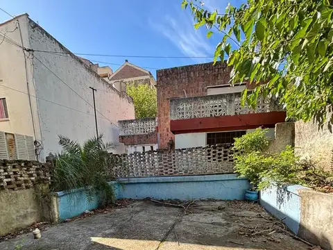 Cochera con espacio de guardado y patio