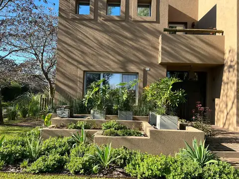 Casa 5 ambientes con 4 baños