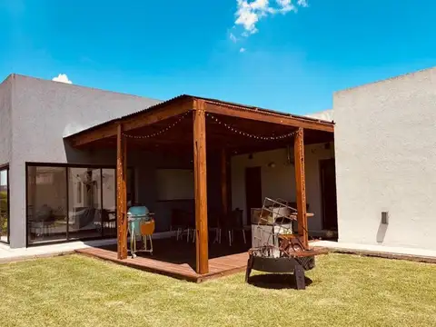 Casa en Venta en Countries y Barrios Cerrados en Ezeiza, USD 260.000