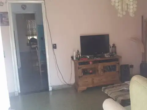 EN VENTA AMPLIA PROPIEDAD CON LOCAL/GARAGE AL FRENTE, ENTRADA PARA VARIOS AUTOS - FICHA 6719