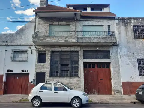 Galpón de 900 m2 cub. con 2 dtos a refaccionar.