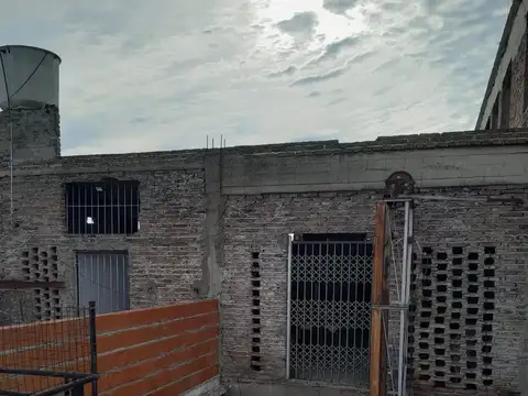 Galpón de 900 m2 cub. con 2 dtos a refaccionar.