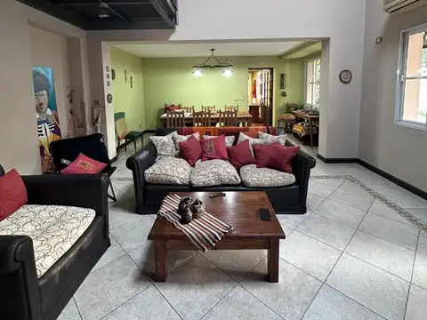 VENTA CASA 4 AMB Y PILETA MERLO CENTRO