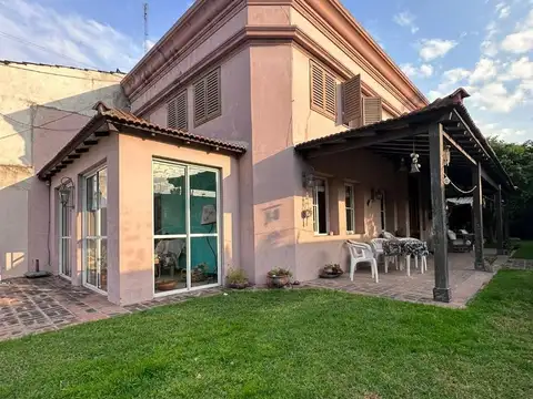 VENTA CASA 4 AMB Y PILETA MERLO CENTRO