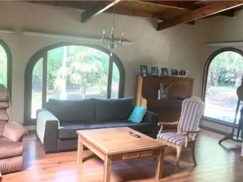 Excelente casa de campo sobre importante lote en la localidad de Balcarce