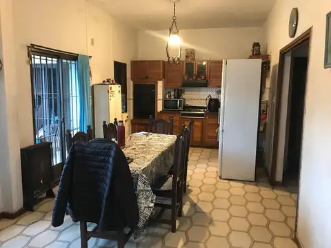 Casa 4 ambientes con 2 baños