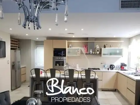 Casa 4 ambientes con 3 baños