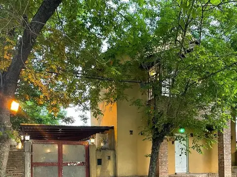 CASA EN VENTA GONNET 2 DORMITORIOS C/PILETA