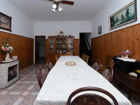 Casa 7 ambientes con 2 baños