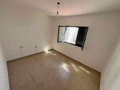 Casa 5 ambientes con 1 baño