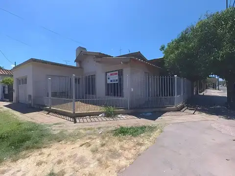 Venta casa y local comercial en Villa Tesei 4 amb.