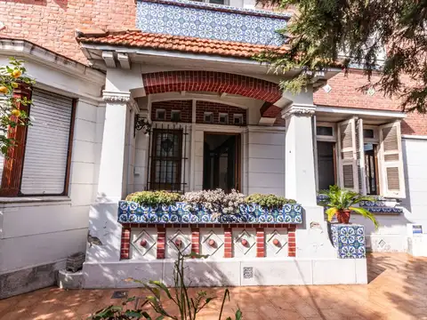 CASA 8 AMBIENTES COCHERAS JARDÍN CASA DE SERVICIO