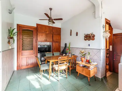 CASA 8 AMBIENTES COCHERAS JARDÍN CASA DE SERVICIO