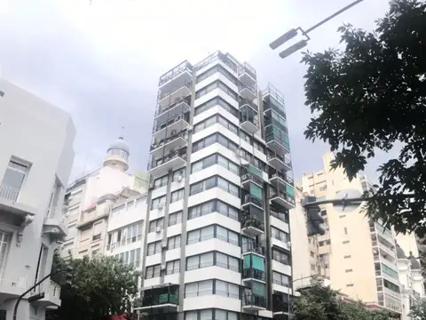 AV. Entre Ríos 212  Piso de  4 ambientes con dependencia