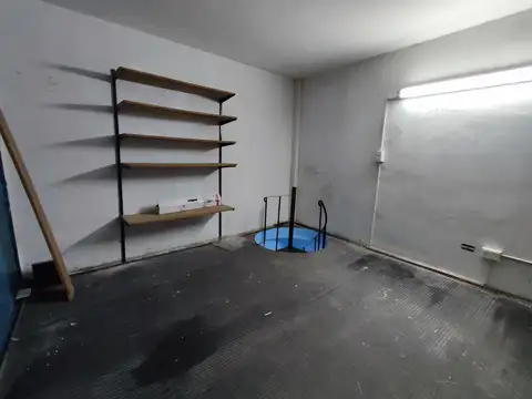 Locales en Galería en Flores. Excelente ubicación