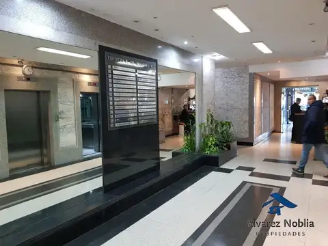OFICINA  AL FRENTE CON BALCON ATERRAZADO Y GRAN VISTA HACIA LA AV. 9 DE JULIO SUPER LUMINOSA