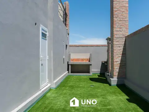 Italia y 3 de Febrero - Amplio Dpto Monoambiente. Posibilidad cochera.