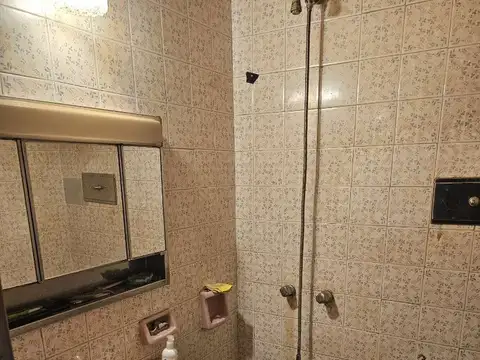 Casa de 5 ambientes en 2 plantas + terraza sobre lote propio de 10 x 23 con parque y quincho 