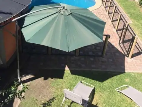 CASA 5 AMBIENTES CON COCHERA, JARDIN, PISCINA