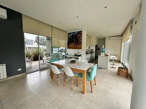 Casa en Venta con 4 cocheras