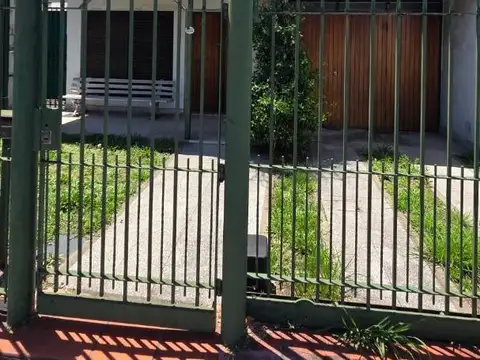 Venta Casa 6 ambientes, cochera Banfield