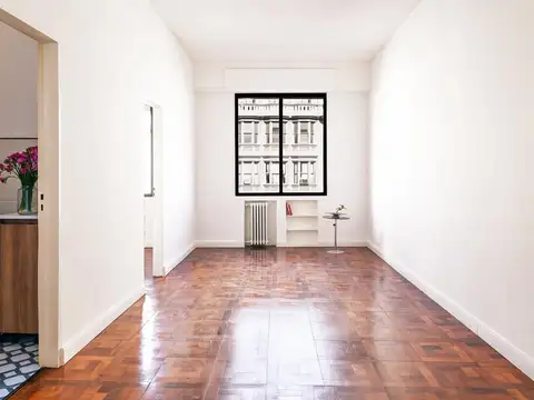 VENTA – Dos ambientes frente al Palacio Barolo, refaccionado y luminoso