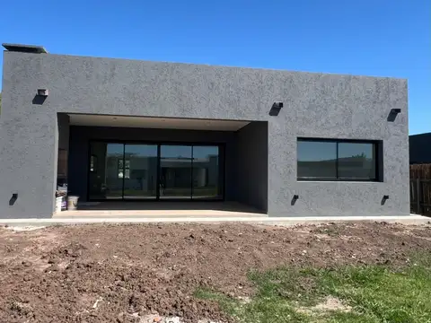 Casa 4 ambientes con 3 baños