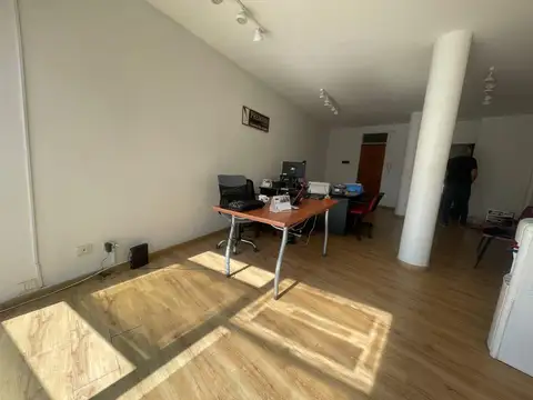 OPORTUNIDAD  Oficina Moderna y Luminosa sobre Avenida Mitre 600 