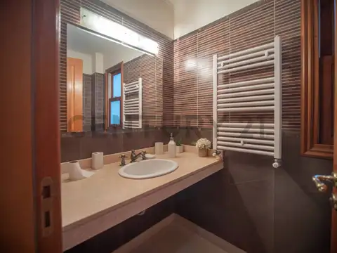 Casa en Alquiler con 3 cocheras