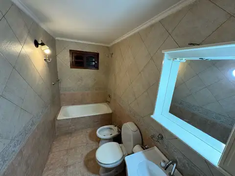 Casa 6 ambientes con 2 baños