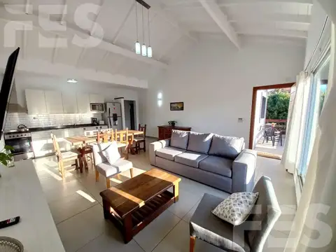 Casa en Alquiler con 2 cocheras