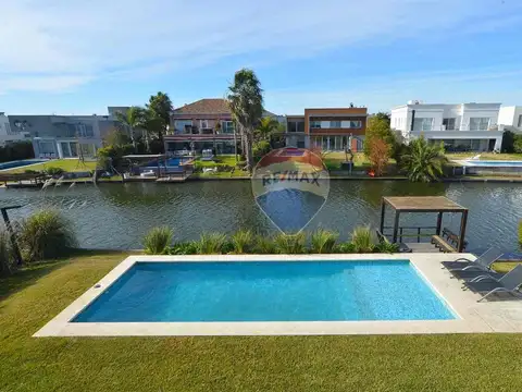 Casa en Venta con 2 cocheras