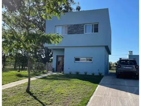 Hermosa Casa de 4 Ambientes con Pileta ubicada en Santa Guadalupe