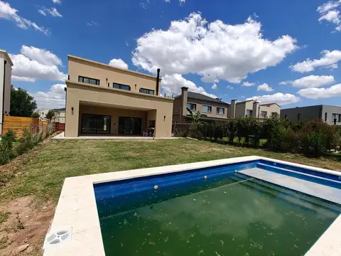 Casa 4 ambientes con 3 baños