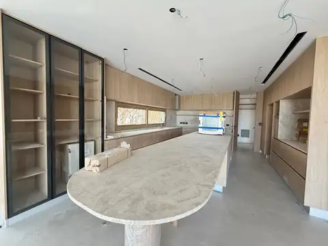 Casa 6 ambientes con 8 baños