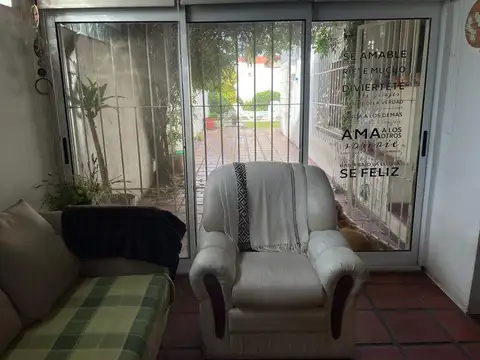 Casa 6 ambientes con 2 baños