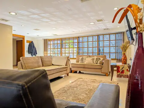 Importante e Impecable CASA en VENTA 3 a 5 Dormitorios, 2 cocheras en Arroyito