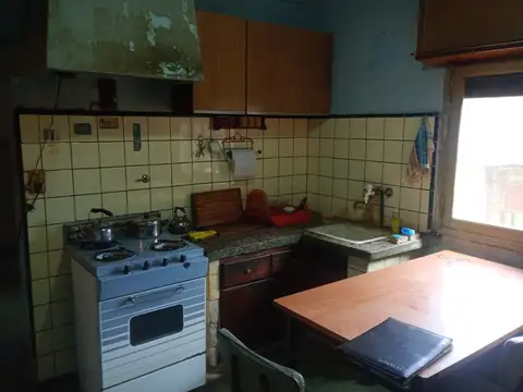 CASA AMERICANA EN ESQUINA DE BERAZATEGUI U$S 121.000.-