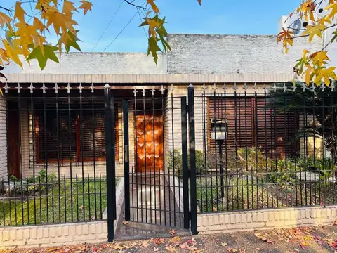 Casa toda en planta baja - sobre lote 12x28 mts. - gge p/2 autos - 3 amb. amplios - parque y quincho