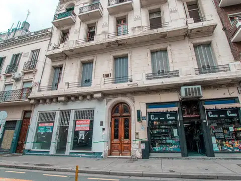 5 ambientes más altillo. 94 metros. San Nicolas. A refaccionar baño y cocina