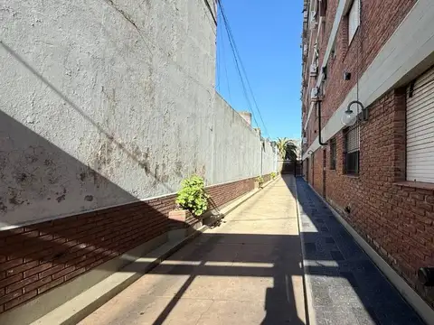 Cochera en venta en La Plata portón automatizado