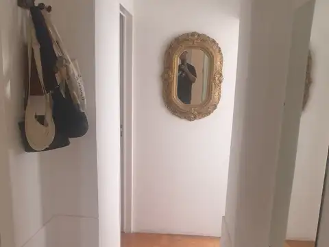 3 ambientes con escritorio, al frente con balcón