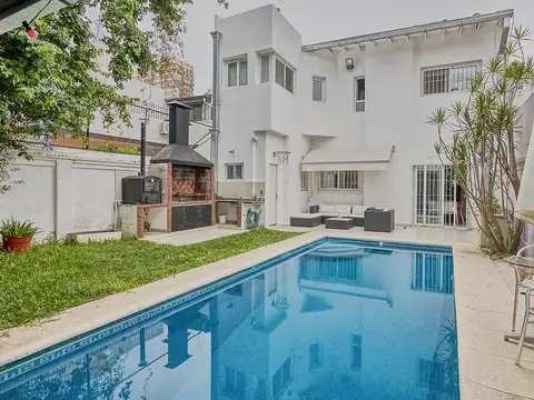 Venta casa 5 amb. Jardín. Pileta Quincho. Cocheras