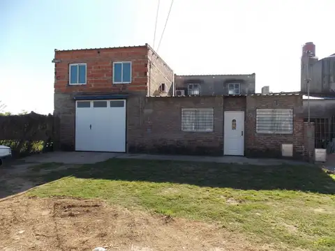 CASA DE 3 DORMITORIOS, GARAJE Y JARDIN