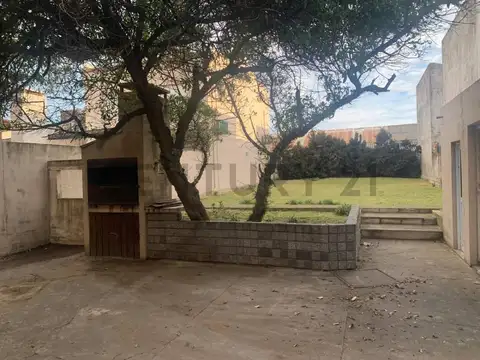 VENDEMOS CASA EN CLAROMECO A 150 MTS. DEL MAR SOBRE LOTE DE 10X40 CON GAS DE RED