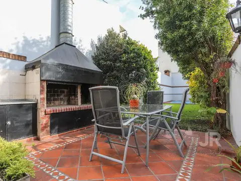 Casa tipo triplex 4 ambientes (apto credito) en venta en villa del parque