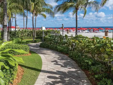 17749 Collins Ave  al 17700