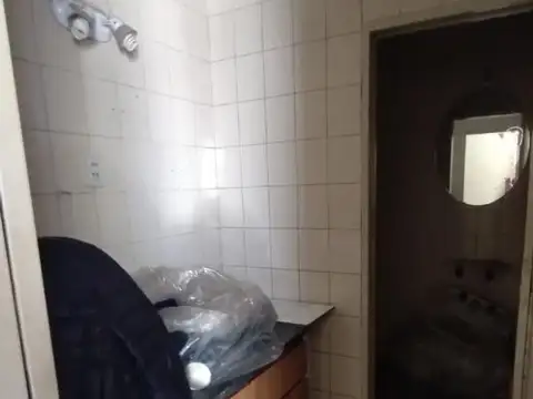 Excelente Galpón  300 mts.2 + 75 mts.2 de playa de carga